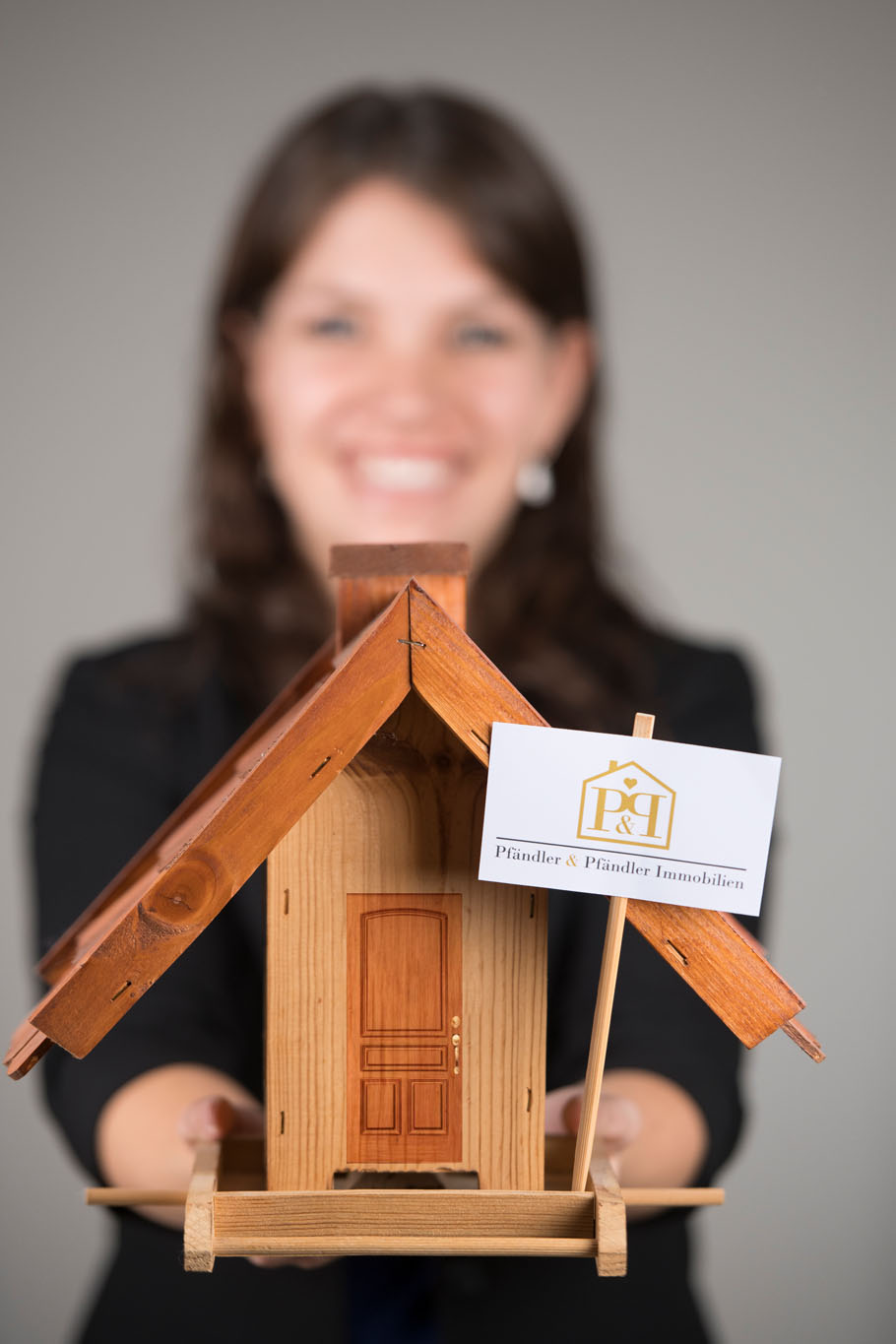 Hausmodell mit dem Schild von Pfändler & Pfändler Immobilien