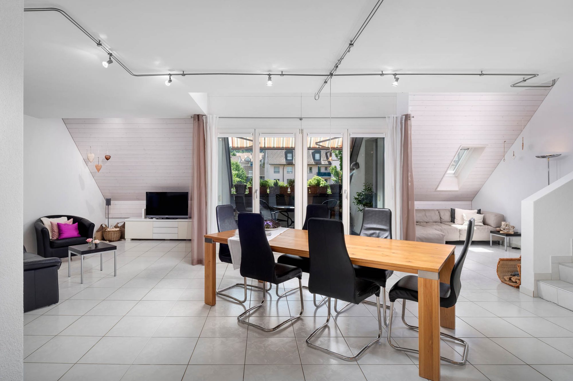 Charmante 6.5-Zimmer-Dachmaisonette mit Cheminée & Weitsicht! in 8906 Bonstetten
